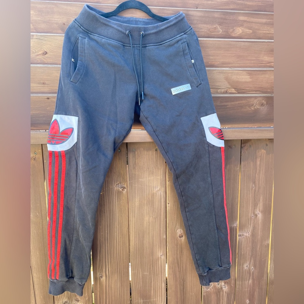 ADIDAS Men's Joggers Pant Dark Grey Brown
Stripes Red Size S